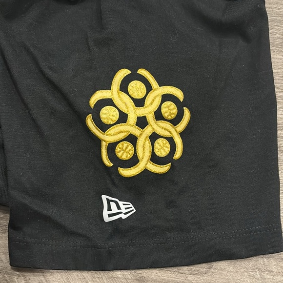 Atlanta Hawks Trae Young 11 basketball men’s tee shirt black and gold size Med - Picture 4 of 7